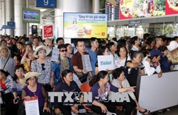 Sân bay Tân Sơn Nhất &#39;quá tải&#39; người thân đón kiều bào về quê ăn Tết cổ truyền